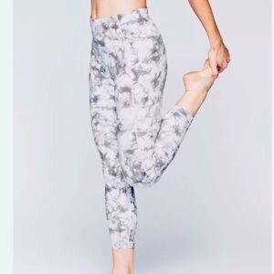 Athleta Tie Dye Salutation 7/8 Leggings, Silver Bells (White/Gray), Size Small